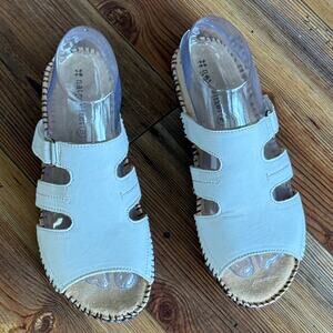 Naturalizer Serene women’s size 6.5 Med. slip-on sandals, white. Never walked in